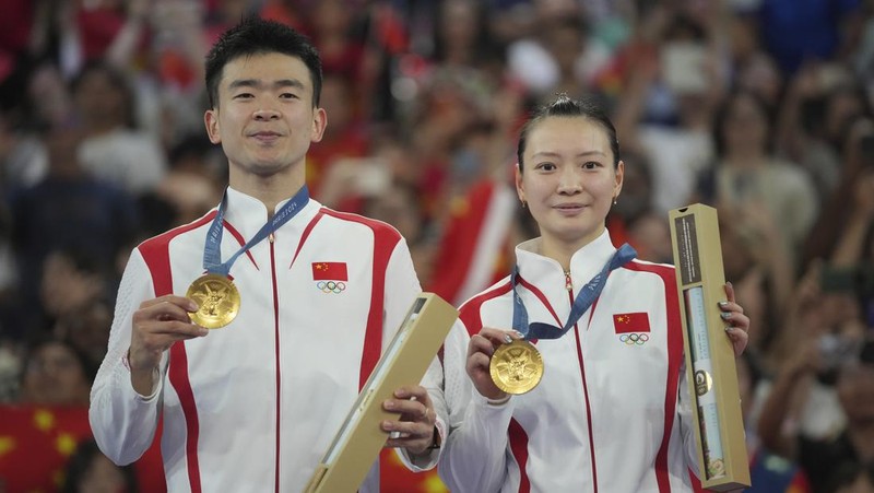 Paris 2024 Olympics - Badminton - Mixed Doubles Victory Ceremony - Porte de La Chapelle Arena, Paris, France - August 02, 2024. Si Wei Zheng of China proposes to Ya Qiong Huang of China after winning the gold. REUTERS/Ann Wang