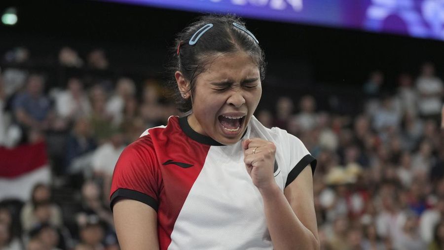 Ekspresi Atlet badminton dari Indonesia Gregoria Mariska Tunjung setelah meraih poin melawan Ratchanok Intanon dari Thailand selama pertandingan perempat final bulu tangkis tunggal putri di Olimpiade Musim Panas 2024, Sabtu, 3 Agustus 2024, di Paris, Prancis. (AP Photo/Kin Cheung)