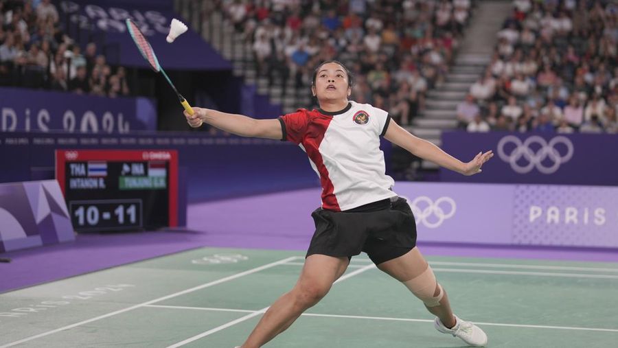 Indonesia's Gregoria Mariska Tunjung plays against Thailand's Ratchanok Intanon during their women's singles badminton quarterfinal match at the 2024 Summer Olympics, Saturday, Aug. 3, 2024, in Paris, France. (AP Photo/Kin Cheung)