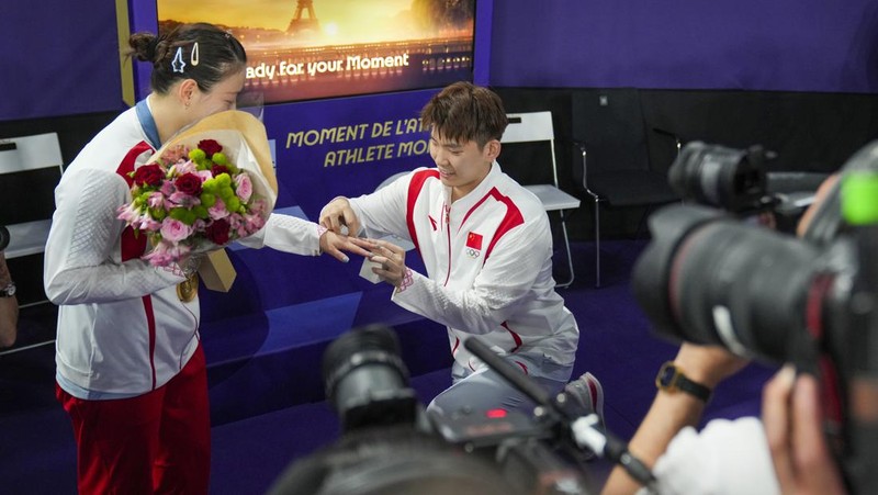 Paris 2024 Olympics - Badminton - Mixed Doubles Victory Ceremony - Porte de La Chapelle Arena, Paris, France - August 02, 2024. Si Wei Zheng of China proposes to Ya Qiong Huang of China after winning the gold. REUTERS/Ann Wang