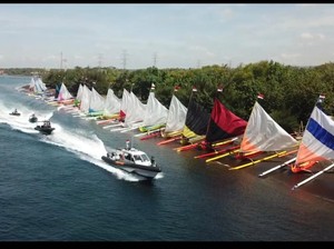 Cantik! Warna-warni Perahu Layar Hiasi Selat Bali