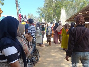Semburan Air Sumur Bor di Sampang Jadi Destinasi Wisata Dadakan