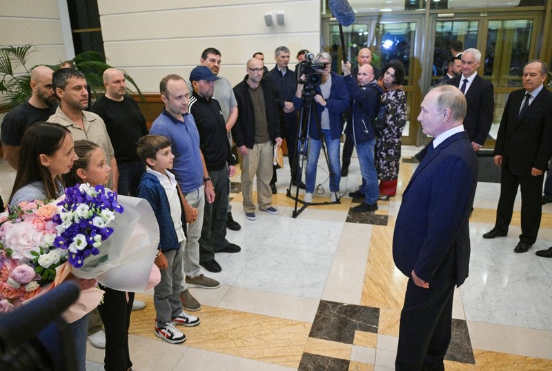 Presiden Rusia Vladimir Putin menyambut warga negara Rusia, termasuk Artyom Dultsev, Anna Dultseva dan anak-anak mereka, setelah pertukaran tahanan antara Rusia dengan negara-negara Barat, selama upacara di Bandara Internasional Vnukovo di Moskow, Rusia, 1 Agustus 2024. Presiden Rusia Vladimir Putin menyambut warga negara Rusia, termasuk Artyom Dultsev, Anna Dultseva dan anak-anak mereka, setelah pertukaran tahanan antara Rusia dengan negara-negara Barat, selama upacara di Bandara Internasional Vnukovo di Moskow, Rusia, 1 Agustus 2024. (Sputnik/Mikhail Voskresensky/Pool via REUTERS)