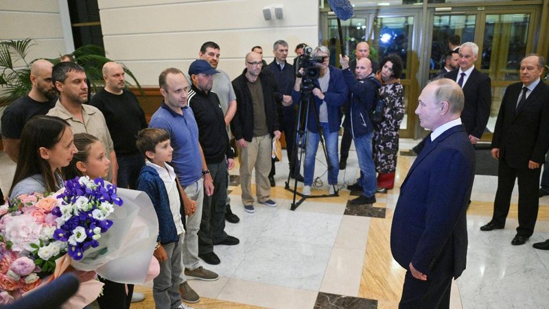 Presiden Rusia Vladimir Putin menyambut warga negara Rusia, termasuk Artyom Dultsev, Anna Dultseva dan anak-anak mereka, setelah pertukaran tahanan antara Rusia dengan negara-negara Barat, selama upacara di Bandara Internasional Vnukovo di Moskow, Rusia, 1 Agustus 2024. (Sputnik/Mikhail Voskresensky/Pool via REUTERS)