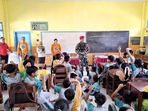 Senyum Semringah Pelajar Dapat Bantuan dari Dansatgasmar Pulau Nusa Barung