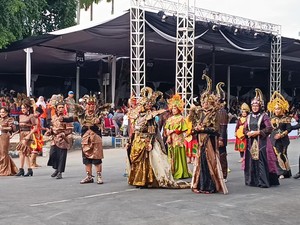 Bupati Kapolres dan Dandim Kenakan Busana Defile di Puncak JFC 2024