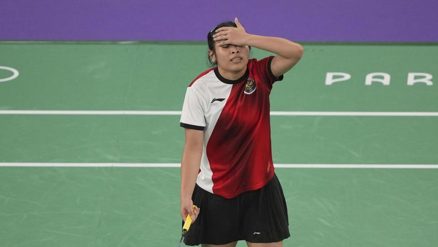 Gregoria Mariska Tunjung dari Indonesia bereaksi saat bermain melawan An Se-young dari Korea Selatan selama pertandingan semifinal bulu tangkis tunggal putri di Olimpiade Musim Panas 2024, Minggu, 4 Agustus 2024, di Paris, Prancis. (AP Photo/Kin Cheung)