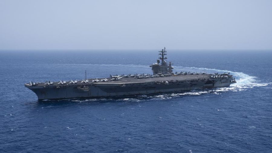 Kapal induk USS Dwight D. Eisenhower, juga dikenal sebagai 'IKE', berlayar di Laut Merah pada hari Rabu, 12 Juni 2024. (AP Photo/Bernat Armangue/File Foto)