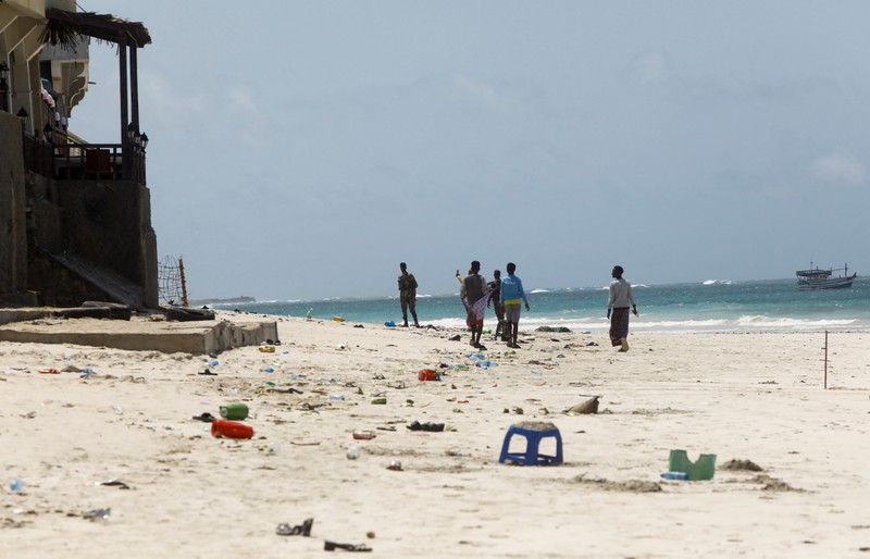 Sebuah sepatu terbengkalai terletak di lokasi ledakan yang terjadi saat para pengunjung berenang di pantai Lido di Mogadishu, Somalia, 3 Agustus 2024. Sebuah sepatu terbengkalai terletak di lokasi ledakan yang terjadi saat para pengunjung berenang di pantai Lido di Mogadishu, Somalia, 3 Agustus 2024. (REUTERS/Feisal Omar)
