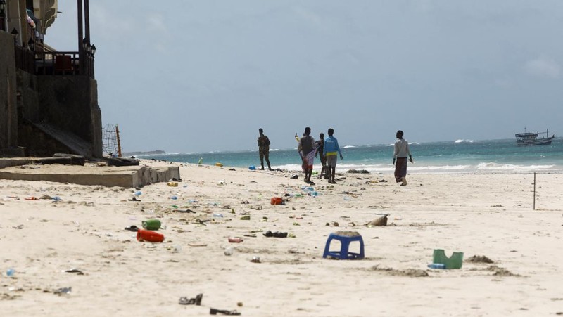 Sebuah sepatu terbengkalai terletak di lokasi ledakan yang terjadi saat para pengunjung berenang di pantai Lido di Mogadishu, Somalia, 3 Agustus 2024. (REUTERS/Feisal Omar)
