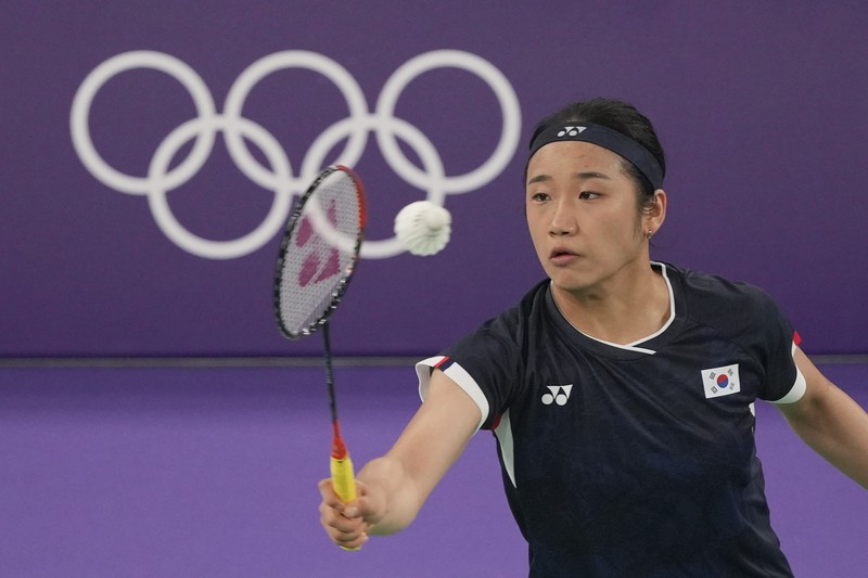 Gregoria Mariska Tunjung dari Indonesia bereaksi saat bermain melawan An Se-young dari Korea Selatan selama pertandingan semifinal bulu tangkis tunggal putri di Olimpiade Musim Panas 2024, Minggu, 4 Agustus 2024, di Paris, Prancis. (AP Photo/Kin Cheung)