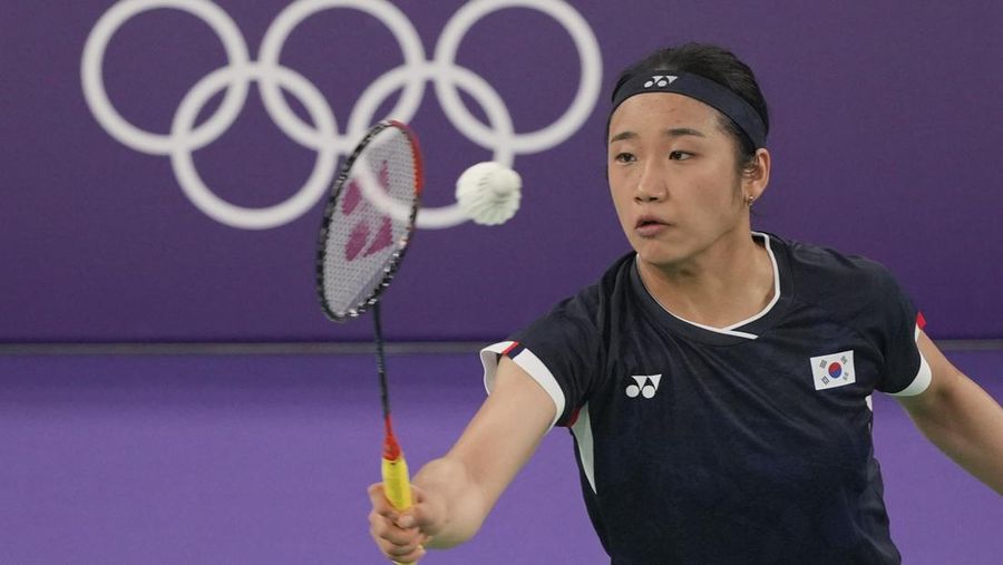 Gregoria Mariska Tunjung dari Indonesia bereaksi saat bermain melawan An Se-young dari Korea Selatan selama pertandingan semifinal bulu tangkis tunggal putri di Olimpiade Musim Panas 2024, Minggu, 4 Agustus 2024, di Paris, Prancis. (AP Photo/Kin Cheung)