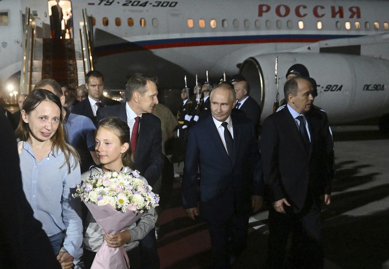 Presiden Rusia Vladimir Putin menyambut warga negara Rusia, termasuk Artyom Dultsev, Anna Dultseva dan anak-anak mereka, setelah pertukaran tahanan antara Rusia dengan negara-negara Barat, selama upacara di Bandara Internasional Vnukovo di Moskow, Rusia, 1 Agustus 2024. (Sputnik/Mikhail Voskresensky/Pool via REUTERS)