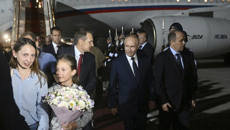 Presiden Rusia Vladimir Putin menyambut warga negara Rusia, termasuk Artyom Dultsev, Anna Dultseva dan anak-anak mereka, setelah pertukaran tahanan antara Rusia dengan negara-negara Barat, selama upacara di Bandara Internasional Vnukovo di Moskow, Rusia, 1 Agustus 2024. (Sputnik/Mikhail Voskresensky/Pool via REUTERS)