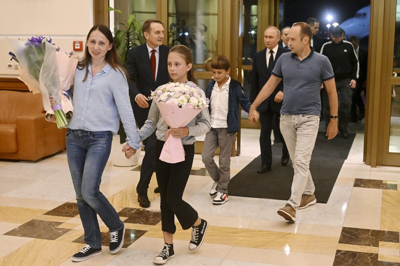 Presiden Rusia Vladimir Putin menyambut warga negara Rusia, termasuk Artyom Dultsev, Anna Dultseva dan anak-anak mereka, setelah pertukaran tahanan antara Rusia dengan negara-negara Barat, selama upacara di Bandara Internasional Vnukovo di Moskow, Rusia, 1 Agustus 2024. (Sputnik/Mikhail Voskresensky/Pool via REUTERS)