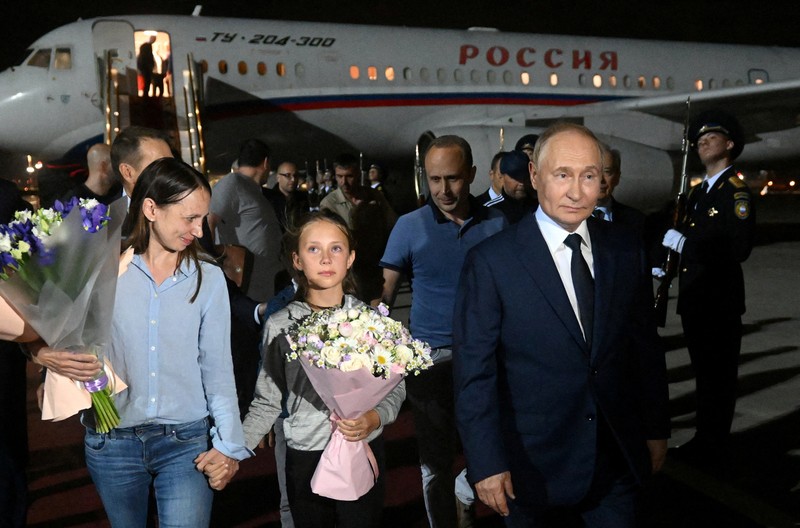 Presiden Rusia Vladimir Putin menyambut warga negara Rusia, termasuk Artyom Dultsev, Anna Dultseva dan anak-anak mereka, setelah pertukaran tahanan antara Rusia dengan negara-negara Barat, selama upacara di Bandara Internasional Vnukovo di Moskow, Rusia, 1 Agustus 2024. (Sputnik/Mikhail Voskresensky/Pool via REUTERS)