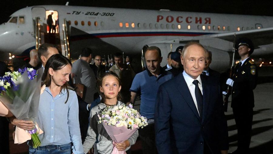 Presiden Rusia Vladimir Putin menyambut warga negara Rusia, termasuk Artyom Dultsev, Anna Dultseva dan anak-anak mereka, setelah pertukaran tahanan antara Rusia dengan negara-negara Barat, selama upacara di Bandara Internasional Vnukovo di Moskow, Rusia, 1 Agustus 2024. (Sputnik/Mikhail Voskresensky/Pool via REUTERS)
