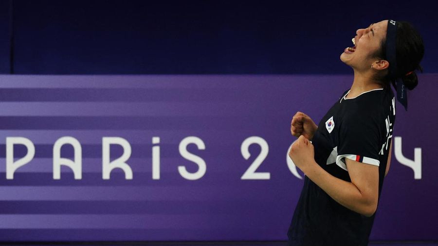 Gregoria Mariska Tunjung dari Indonesia bereaksi saat bermain melawan An Se-young dari Korea Selatan selama pertandingan semifinal bulu tangkis tunggal putri di Olimpiade Musim Panas 2024, Minggu, 4 Agustus 2024, di Paris, Prancis. (AP Photo/Kin Cheung)