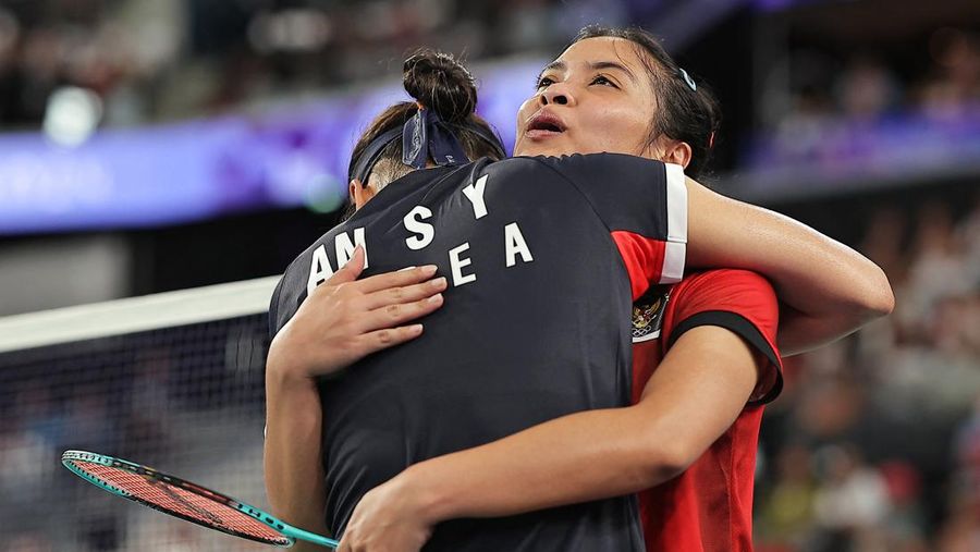 Gregoria Mariska Tunjung dari Indonesia bereaksi saat bermain melawan An Se-young dari Korea Selatan selama pertandingan semifinal bulu tangkis tunggal putri di Olimpiade Musim Panas 2024, Minggu, 4 Agustus 2024, di Paris, Prancis. (AP Photo/Kin Cheung)