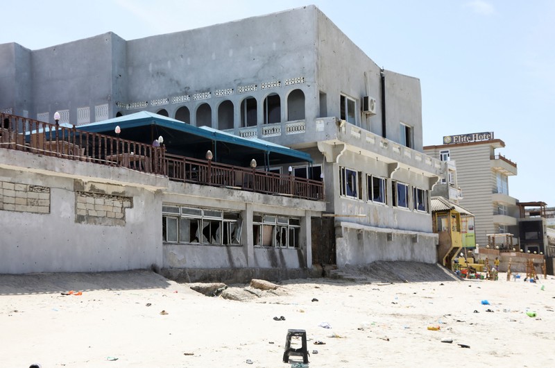 Sebuah sepatu terbengkalai terletak di lokasi ledakan yang terjadi saat para pengunjung berenang di pantai Lido di Mogadishu, Somalia, 3 Agustus 2024. (REUTERS/Feisal Omar)