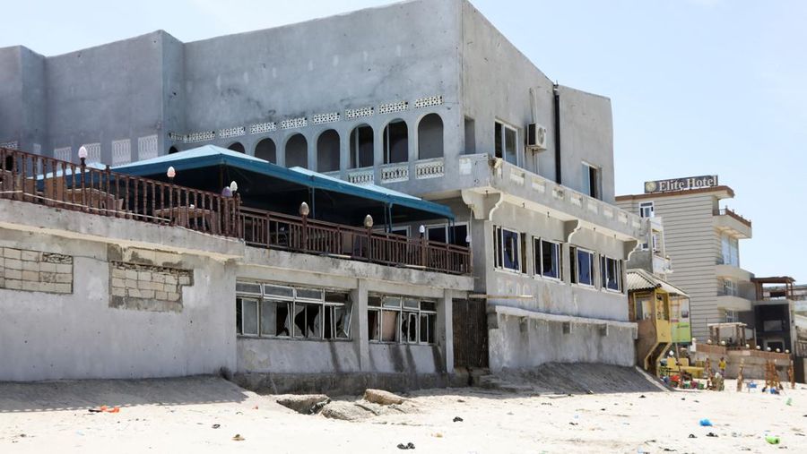 Sebuah sepatu terbengkalai terletak di lokasi ledakan yang terjadi saat para pengunjung berenang di pantai Lido di Mogadishu, Somalia, 3 Agustus 2024. (REUTERS/Feisal Omar)