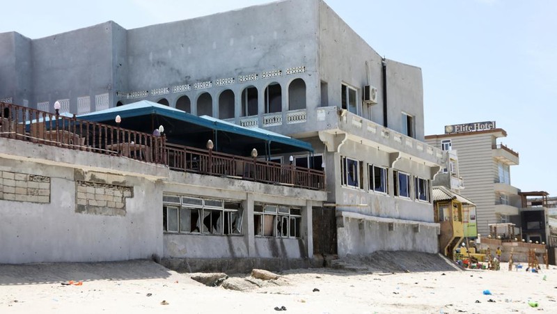 Sebuah sepatu terbengkalai terletak di lokasi ledakan yang terjadi saat para pengunjung berenang di pantai Lido di Mogadishu, Somalia, 3 Agustus 2024. (REUTERS/Feisal Omar)