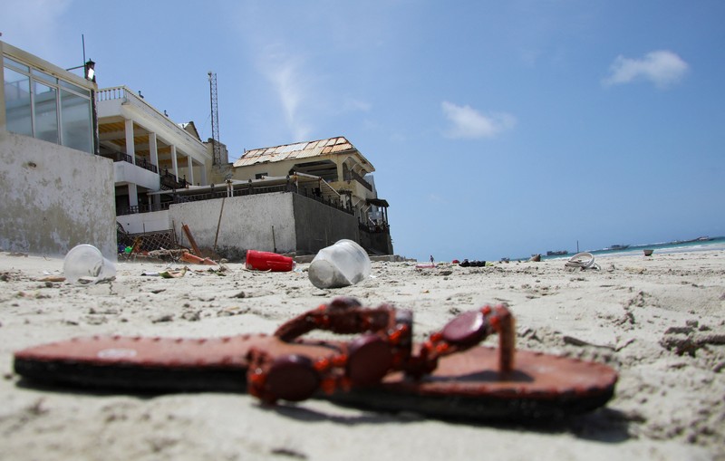 Sebuah sepatu terbengkalai terletak di lokasi ledakan yang terjadi saat para pengunjung berenang di pantai Lido di Mogadishu, Somalia, 3 Agustus 2024. Sebuah sepatu terbengkalai terletak di lokasi ledakan yang terjadi saat para pengunjung berenang di pantai Lido di Mogadishu, Somalia, 3 Agustus 2024. (REUTERS/Feisal Omar)