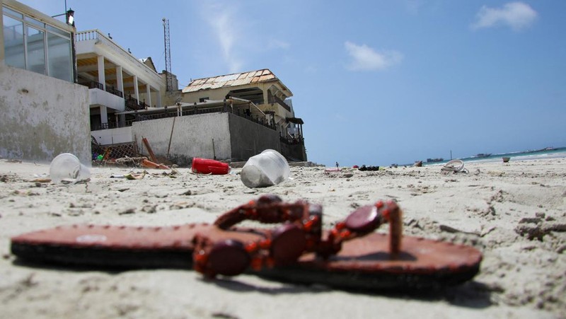 Sebuah sepatu terbengkalai terletak di lokasi ledakan yang terjadi saat para pengunjung berenang di pantai Lido di Mogadishu, Somalia, 3 Agustus 2024. (REUTERS/Feisal Omar)