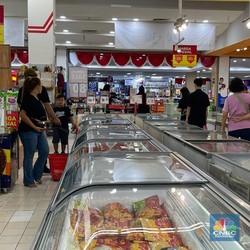 Terpincut Harga Murah, Keluarga Belanja Bulanan di Transmart