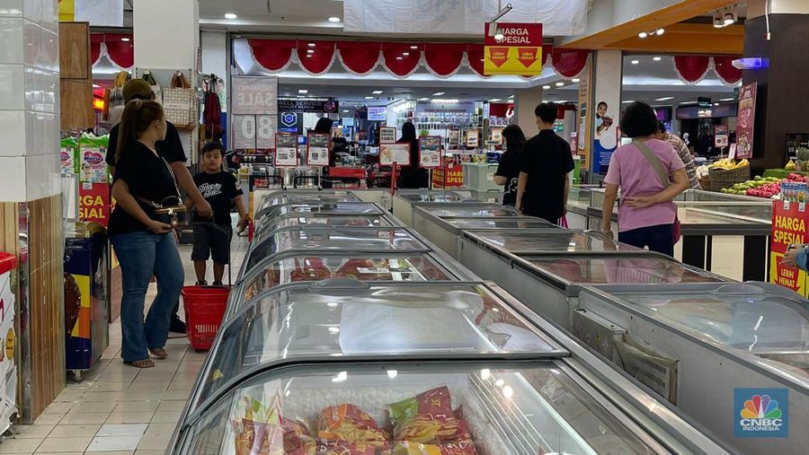 Sejumlah pengunjung Transmart ITC BSD, Tangerang Selatan melihat produk selama promo Transmart Full Day Sale berlangsung pada Minggu (4/8/2024). (CNBC Indonesia/Teti Purwanti)