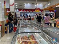 Terpincut Harga Murah, Keluarga Belanja Bulanan di Transmart
