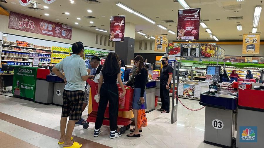 Sejumlah pengunjung Transmart ITC BSD, Tangerang Selatan melihat produk selama promo Transmart Full Day Sale berlangsung pada Minggu (4/8/2024). (CNBC Indonesia/Teti Purwanti)