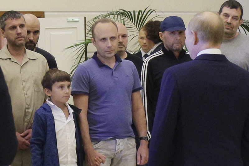 Presiden Rusia Vladimir Putin menyambut warga negara Rusia, termasuk Artyom Dultsev, Anna Dultseva dan anak-anak mereka, setelah pertukaran tahanan antara Rusia dengan negara-negara Barat, selama upacara di Bandara Internasional Vnukovo di Moskow, Rusia, 1 Agustus 2024. Presiden Rusia Vladimir Putin menyambut warga negara Rusia, termasuk Artyom Dultsev, Anna Dultseva dan anak-anak mereka, setelah pertukaran tahanan antara Rusia dengan negara-negara Barat, selama upacara di Bandara Internasional Vnukovo di Moskow, Rusia, 1 Agustus 2024. (Sputnik/Mikhail Voskresensky/Pool via REUTERS)
