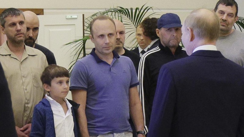 Presiden Rusia Vladimir Putin menyambut warga negara Rusia, termasuk Artyom Dultsev, Anna Dultseva dan anak-anak mereka, setelah pertukaran tahanan antara Rusia dengan negara-negara Barat, selama upacara di Bandara Internasional Vnukovo di Moskow, Rusia, 1 Agustus 2024. (Sputnik/Mikhail Voskresensky/Pool via REUTERS)
