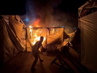 Potret Israel Bombardir Kamp Pengungsi Gaza, Warga Panik Padamkan Api