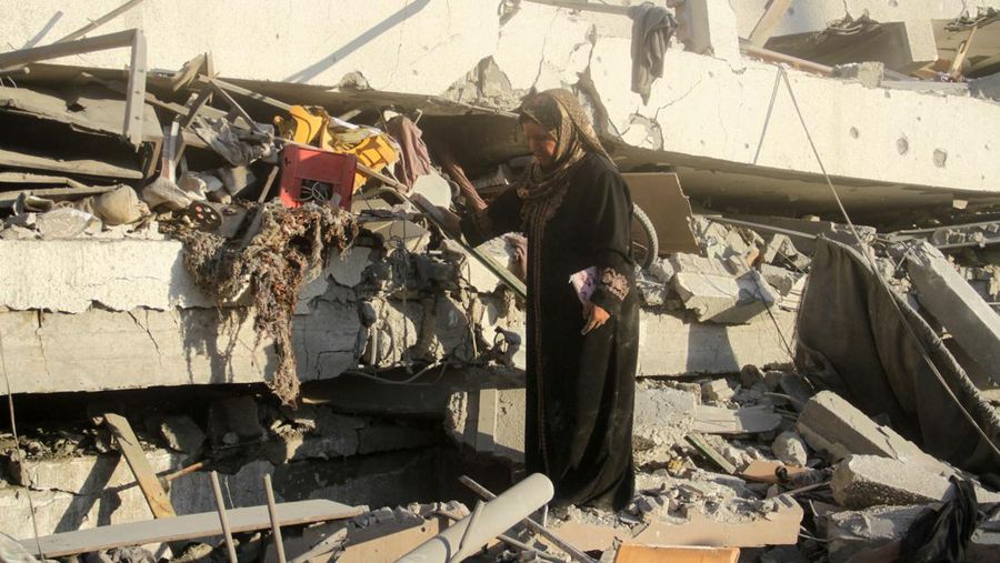Warga Palestina melihat lokasi serangan Israel terhadap sekolah yang melindungi orang-orang terlantar, di tengah konflik Israel-Hamas, di Kota Gaza, 3 Agustus 2024. (REUTERS/Mahmoud Issa)