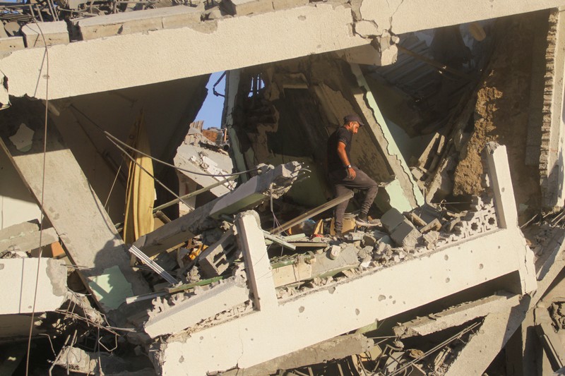 Warga Palestina memeriksa lokasi serangan Israel terhadap sekolah yang melindungi orang-orang terlantar, di tengah konflik Israel-Hamas, di Kota Gaza, 3 Agustus 2024. Warga Palestina memeriksa lokasi serangan Israel terhadap sekolah yang melindungi orang-orang terlantar, di tengah konflik Israel-Hamas, di Kota Gaza, 3 Agustus 2024. (REUTERS/Mahmoud Issa)