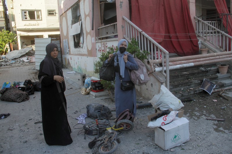 Warga Palestina memeriksa lokasi serangan Israel terhadap sekolah yang melindungi orang-orang terlantar, di tengah konflik Israel-Hamas, di Kota Gaza, 3 Agustus 2024. (REUTERS/Mahmoud Issa)