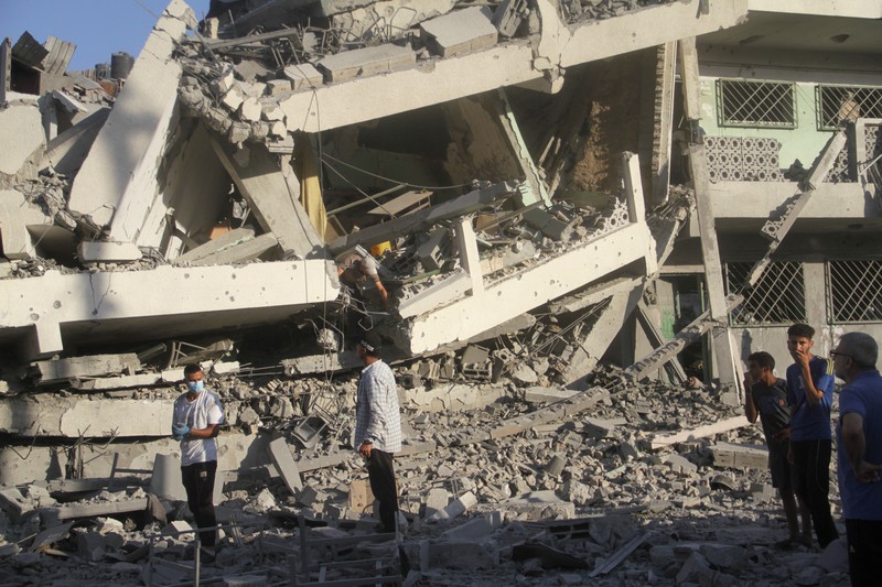 Warga Palestina memeriksa lokasi serangan Israel terhadap sekolah yang melindungi orang-orang terlantar, di tengah konflik Israel-Hamas, di Kota Gaza, 3 Agustus 2024. Warga Palestina memeriksa lokasi serangan Israel terhadap sekolah yang melindungi orang-orang terlantar, di tengah konflik Israel-Hamas, di Kota Gaza, 3 Agustus 2024. (REUTERS/Mahmoud Issa)