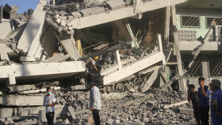 Warga Palestina memeriksa lokasi serangan Israel terhadap sekolah yang melindungi orang-orang terlantar, di tengah konflik Israel-Hamas, di Kota Gaza, 3 Agustus 2024. (REUTERS/Mahmoud Issa)