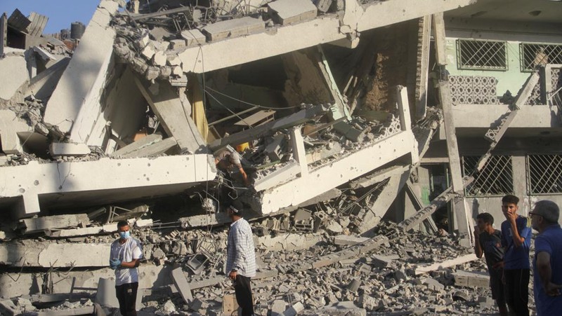 Warga Palestina memeriksa lokasi serangan Israel terhadap sekolah yang melindungi orang-orang terlantar, di tengah konflik Israel-Hamas, di Kota Gaza, 3 Agustus 2024. (REUTERS/Mahmoud Issa)
