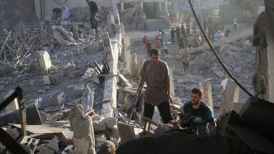 Warga Palestina memeriksa lokasi serangan Israel terhadap sekolah yang melindungi orang-orang terlantar, di tengah konflik Israel-Hamas, di Kota Gaza, 3 Agustus 2024. (REUTERS/Mahmoud Issa)