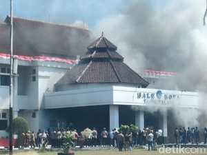 Demo PPDB, Balaikota Tasikmalaya Dipenuhi Asap Hitam Pekat