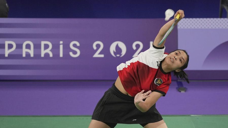 Aksi pebulu tangkis tunggal putri Indonesia, Gregoria Mariska Tunjung saat menghadapi pebulu tangkis Korea Selatan, An Se-young pada pertandingan semifinal Olimpiade Musim Panas 2024, Minggu, 4 Agustus 2024, di Paris, Prancis. (AP Photo/Kin Cheung)