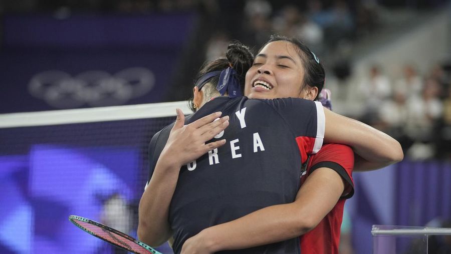Aksi pebulu tangkis tunggal putri Indonesia, Gregoria Mariska Tunjung saat menghadapi pebulu tangkis Korea Selatan, An Se-young pada pertandingan semifinal Olimpiade Musim Panas 2024, Minggu, 4 Agustus 2024, di Paris, Prancis. (AP Photo/Kin Cheung)