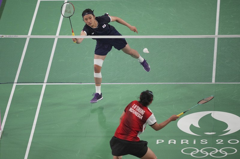 Aksi pebulu tangkis tunggal putri Indonesia, Gregoria Mariska Tunjung saat menghadapi pebulu tangkis Korea Selatan, An Se-young pada pertandingan semifinal Olimpiade Musim Panas 2024, Minggu, 4 Agustus 2024, di Paris, Prancis. (AP Photo/Kin Cheung)