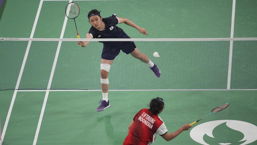 Aksi pebulu tangkis tunggal putri Indonesia, Gregoria Mariska Tunjung saat menghadapi pebulu tangkis Korea Selatan, An Se-young pada pertandingan semifinal Olimpiade Musim Panas 2024, Minggu, 4 Agustus 2024, di Paris, Prancis. (AP Photo/Kin Cheung)