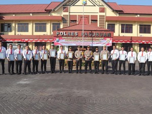 17 Personel Polres Pasuruan Berprestasi Terima Penghargaan