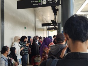 Penumpang Keluhkan Lamanya Nunggu Bus TransJ gegara Macet di Pancoran
