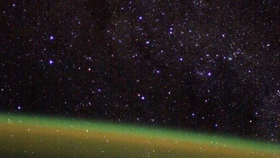 Atmosfer di tepi yang diterangi oleh cahaya udara hijau dari oksigen atom. (Instagram @astro_pettit)